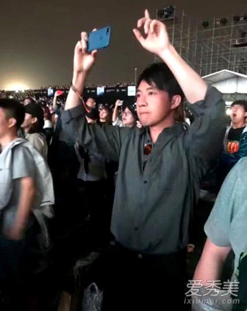 俞灏明看音乐节上厕所，门突然被人拉开