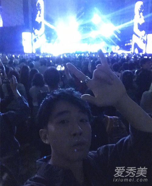 俞灏明看音乐节上厕所，门突然被人拉开