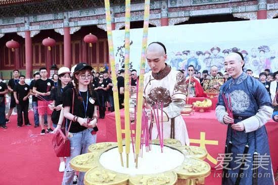 花落宫廷男二郑拓疆打群演事件详细经过