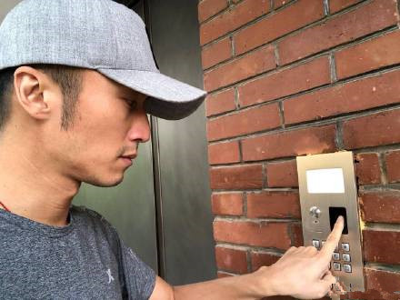 谢霆锋脚纹解锁是怎么回事 谢霆锋为什么要用脚纹解锁