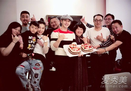 黄晓明为母亲庆生是怎么回事 黄晓明母亲个人资料
