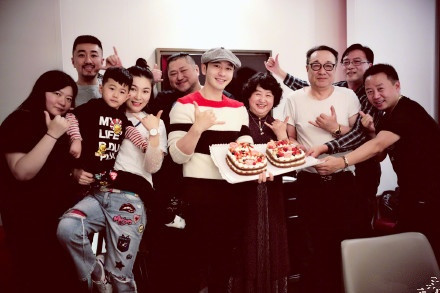 黄晓明为妈妈庆生是怎么回事 黄晓明妈妈照片