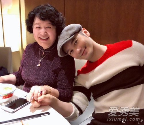 黄晓明为妈妈庆生是怎么回事 黄晓明妈妈照片
