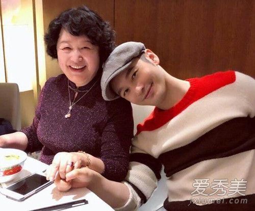 黄晓明为妈妈庆生是怎么回事 黄晓明妈妈照片