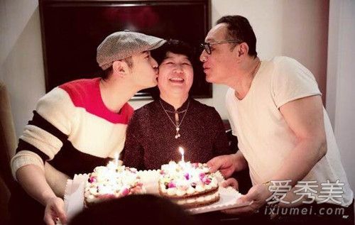 黄晓明为妈妈庆生是怎么回事 黄晓明妈妈照片