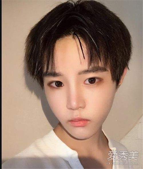 95后小仙男何日日是谁 何日日ari抖音账号是多少