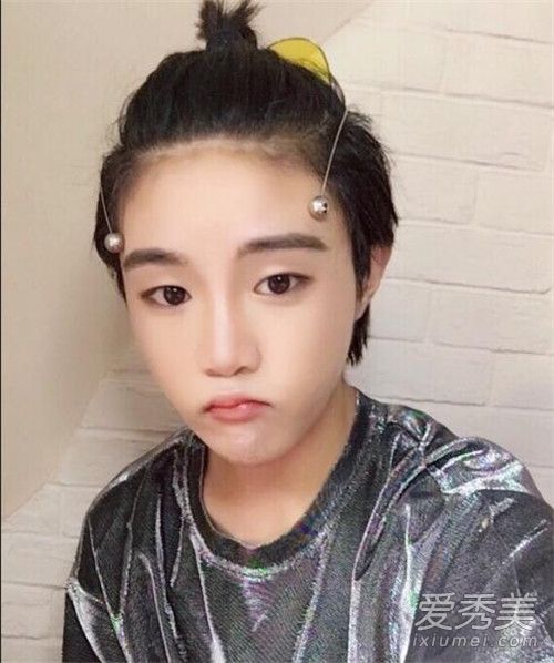 95后小仙男何日日是谁 何日日ari抖音账号是多少