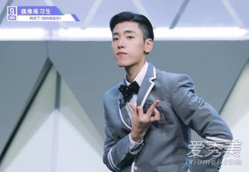 王子异手势是什么意思 王子异的爸爸妈妈是谁
