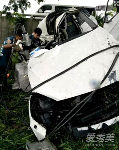 20岁泰国知名女童星出车祸撞树身亡 车体全毁