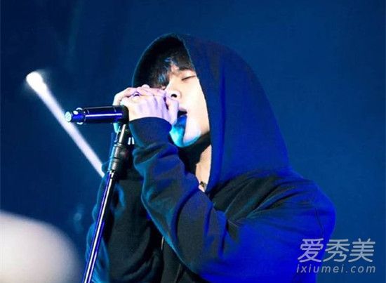 王嘉尔劳累过度致体力不支送医治疗