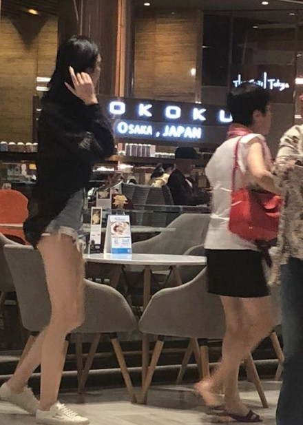 奚梦瑶陪何猷君家人同游曼谷是怎么回事