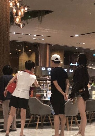 奚梦瑶陪何猷君家人同游曼谷是怎么回事