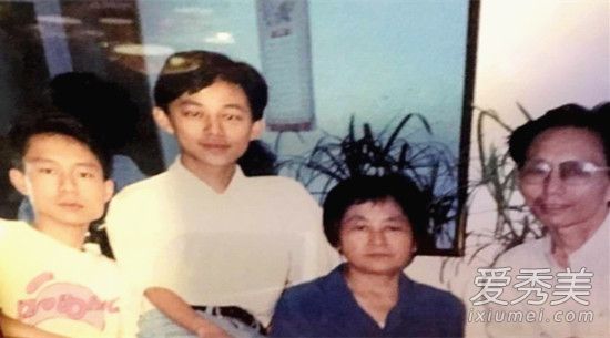 何炅一家四口合照是什么样子 何炅父母是干什么的