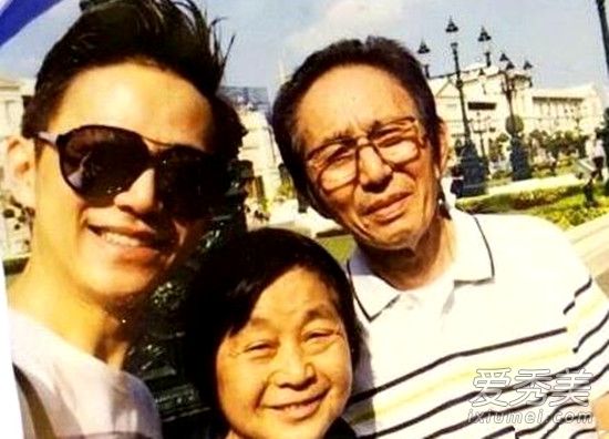 何炅一家四口合照是什么样子 何炅父母是干什么的