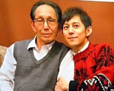 何炅一家四口合照曝光 何炅是怎么出道的