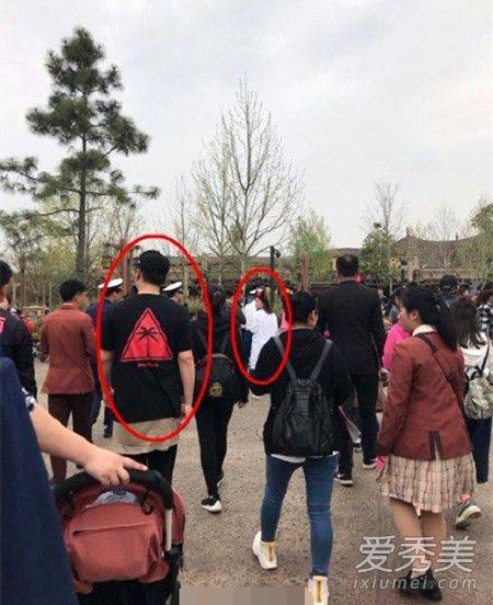 陈赫一家三口游迪士尼 疑因插队玩游戏遭路人抱怨