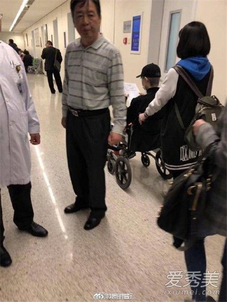 李宇春坐轮椅现身怎么回事