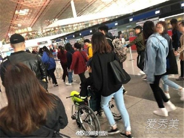 李宇春坐轮椅现身怎么回事