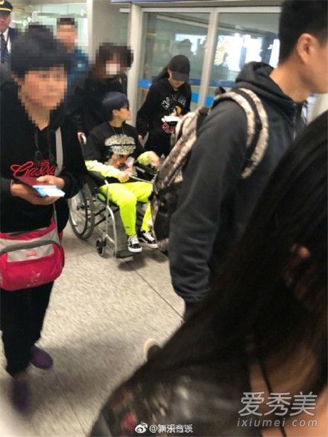 李宇春坐轮椅现身怎么回事