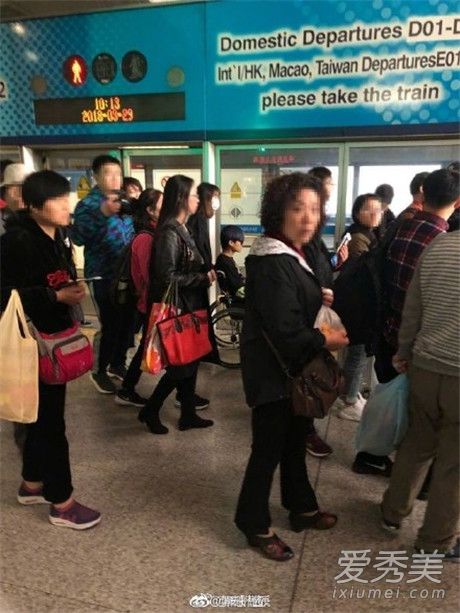 李宇春坐轮椅现身怎么回事