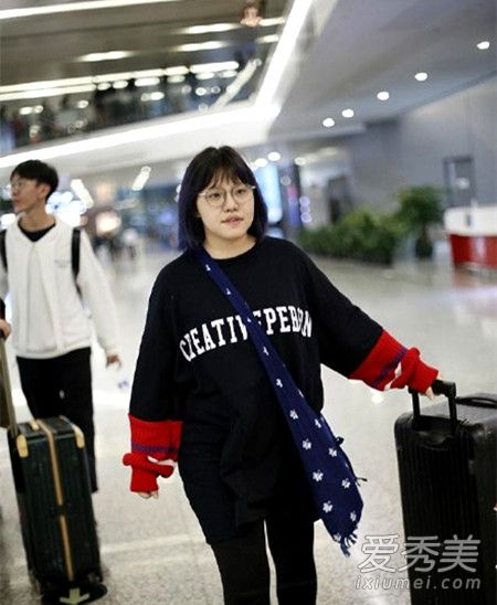 谢依霖宣布结婚后首现身 身形圆润被疑怀孕