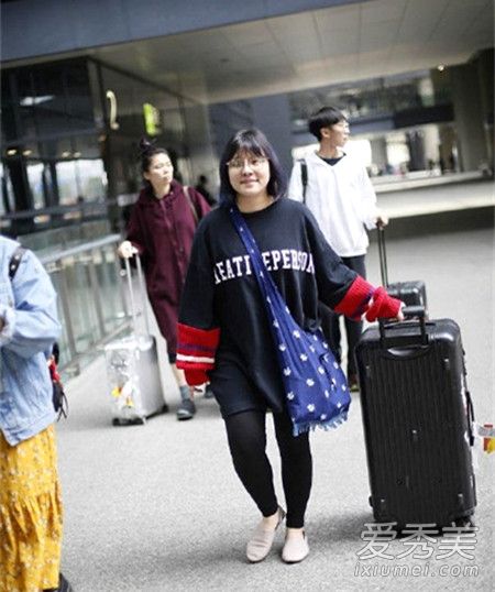 谢依霖宣布结婚后首现身 身形圆润被疑怀孕