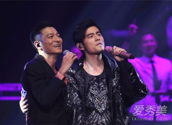世纪大同框！周杰伦刘德华同台合唱《忘情水》