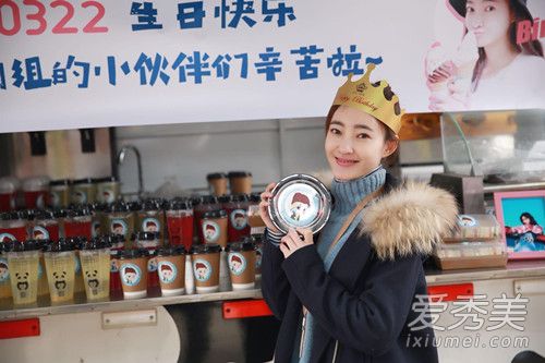 王丽坤片场庆生场面温馨 王丽坤在哪庆生