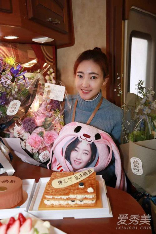 王丽坤片场庆生场面温馨 王丽坤在哪庆生