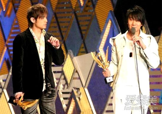 周杰伦演唱会生病失声找师弟救援 林俊杰：学到了