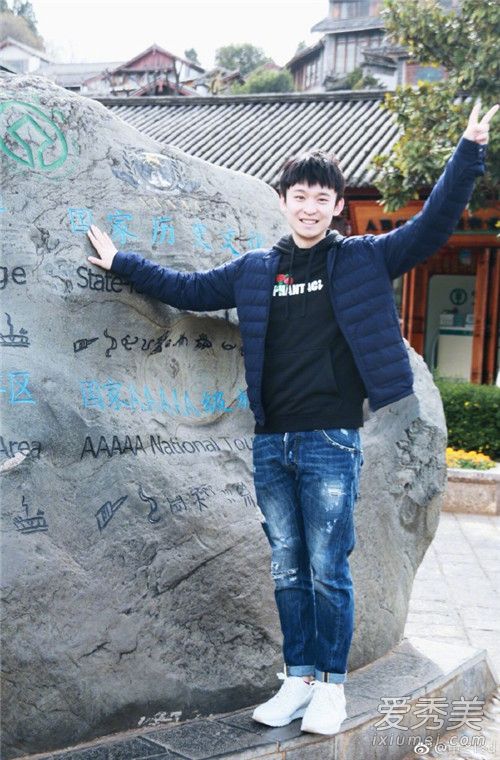 董子健晒丽江旅游照被网友调侃标准游客