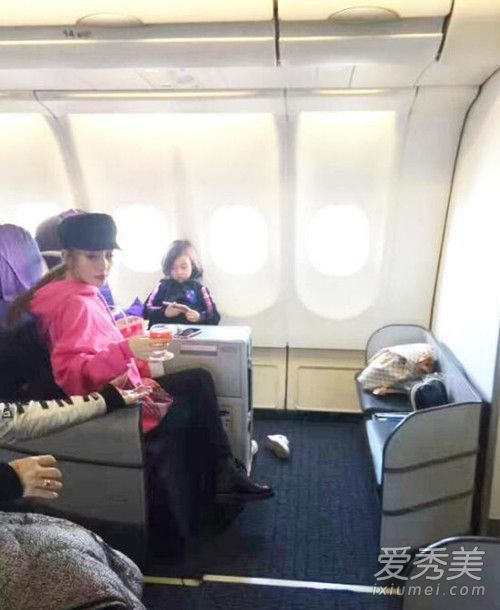 李小璐带女儿游日本不见贾乃亮 甜馨个子见长愈发漂亮