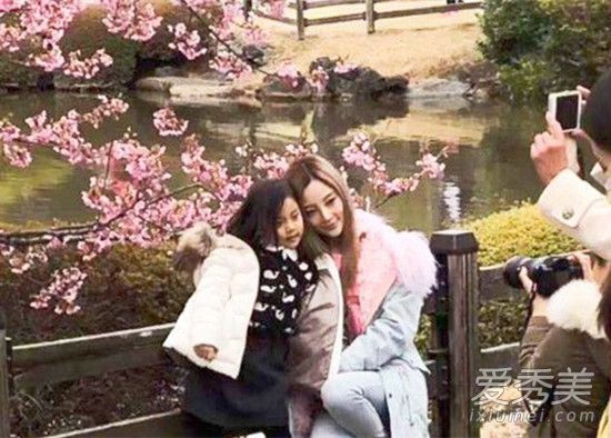 李小璐带女儿游日本不见贾乃亮 甜馨个子见长愈发漂亮