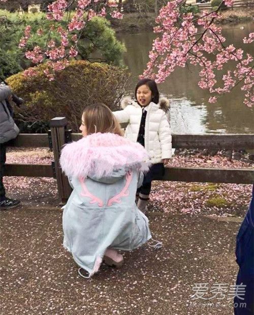 李小璐带女儿游日本不见贾乃亮 甜馨个子见长愈发漂亮