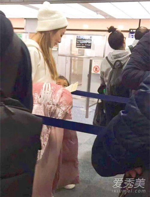 李小璐带女儿游日本不见贾乃亮 甜馨个子见长愈发漂亮