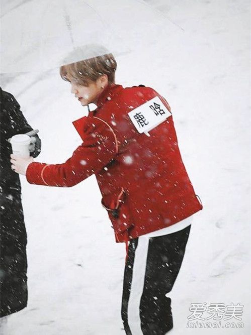 鹿晗穿红衣雪地撑伞 犹如雪地王子