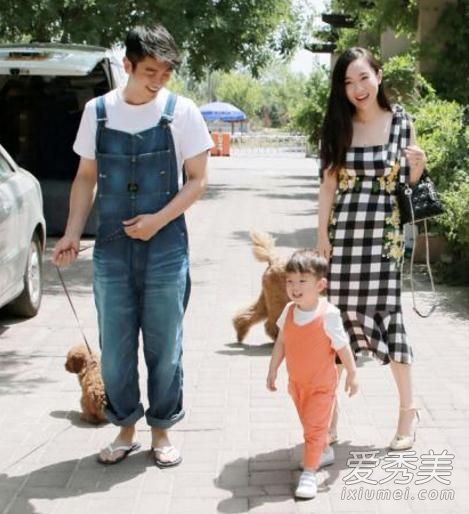 霍思燕二胎女儿疑似曝光 跟嗯哼一个模子刻出来的