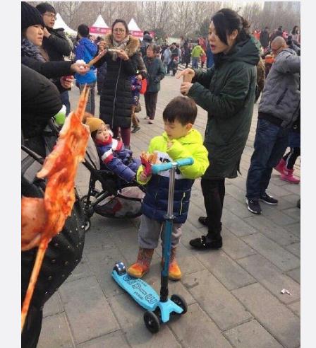 霍思燕二胎女儿疑似曝光 跟嗯哼一个模子刻出来的