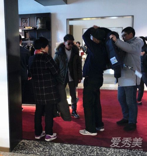 王宝强陪父母逛街 一家人其乐融融