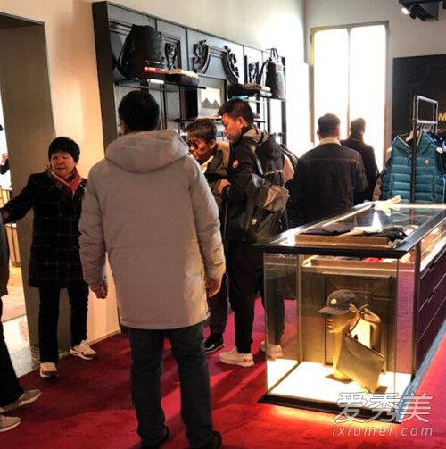 王宝强陪父母逛街 一家人其乐融融