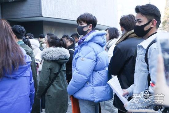 吴磊现身北电艺考 信心满满帅气迷人