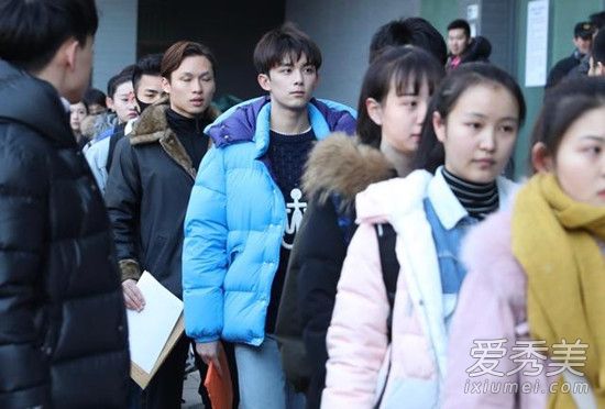 吴磊现身北电艺考 信心满满帅气迷人