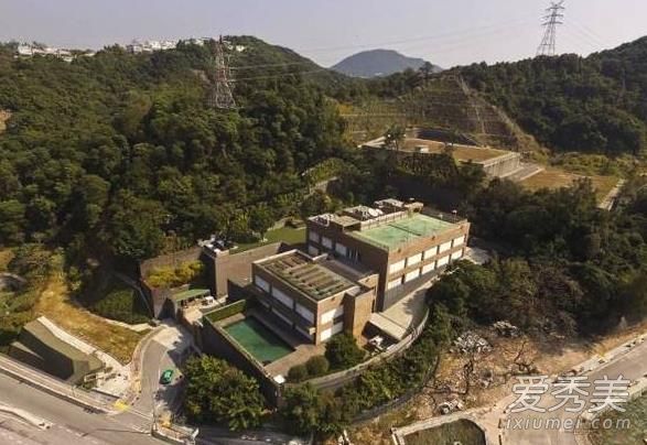 曝林青霞豪宅内部 自带绿地网球场上亿豪宅令人咋舌