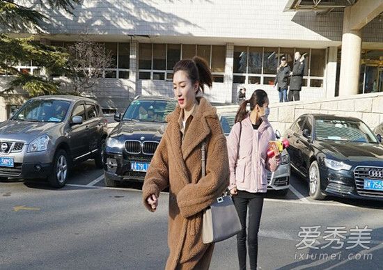 江疏影现身春晚联排 皮肤白皙心情好