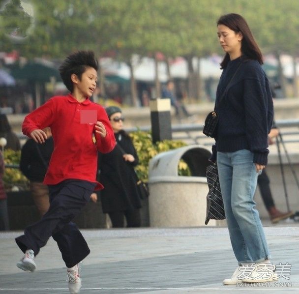 袁咏仪素颜接儿子放学显苍老 袁咏仪儿子叫什么