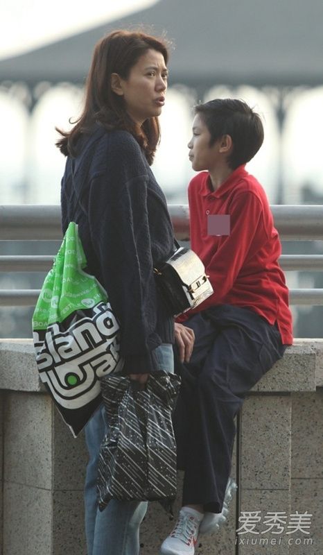 袁咏仪素颜接儿子放学显苍老 袁咏仪儿子叫什么