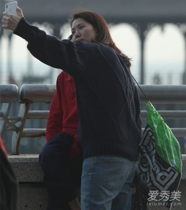 袁咏仪素颜接儿子放学显苍老 袁咏仪儿子叫什么