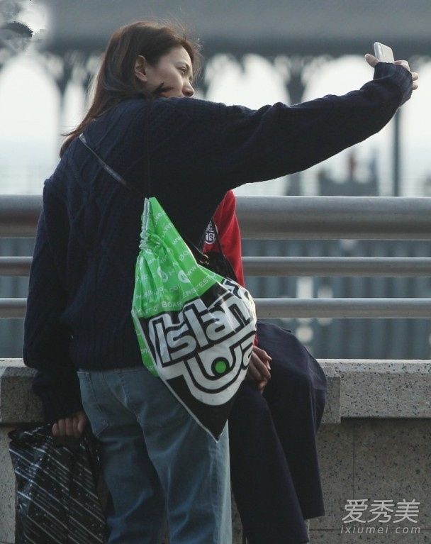 袁咏仪素颜接儿子放学显苍老 袁咏仪儿子叫什么