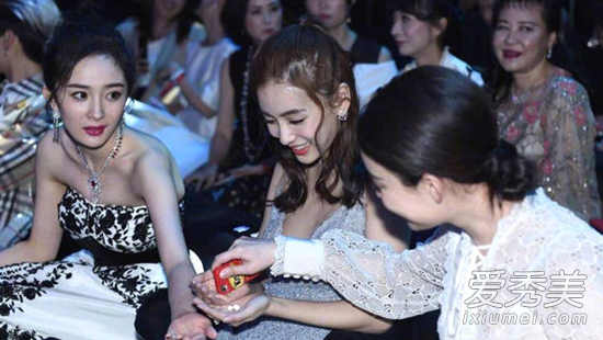 杨幂刘诗诗同座合影 杨幂刘诗诗谁更美？