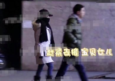 李小璐现身接甜馨放学 盯着手机面露微笑似不受影响